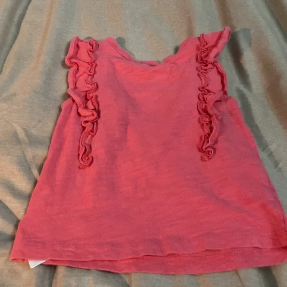 2 sleeveless shirts - Picture 5 of 5